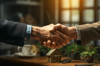 Bailleur et locataire discutant des conséquences d'une résiliation de bail