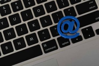 Clavier d'ordinateur avec symbole d'adresse email en arrière-plan