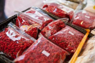 Baies de goji séchées dans des sachets en plastique locaux