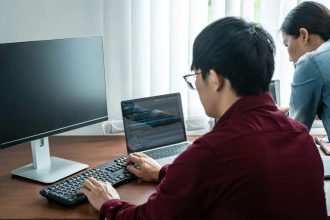 Équipe discutant des stratégies de rédaction web et SEO