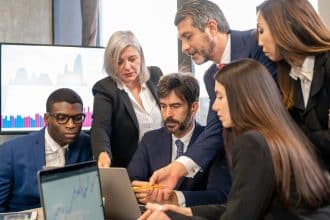 Groupe de personnes discutant de stratégies de trading en milieu professionnel